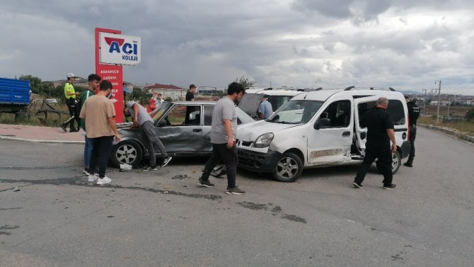 4 Aracın Karıştığı Zincirleme Kazada Şans Eseri Yaralanan Olmadı