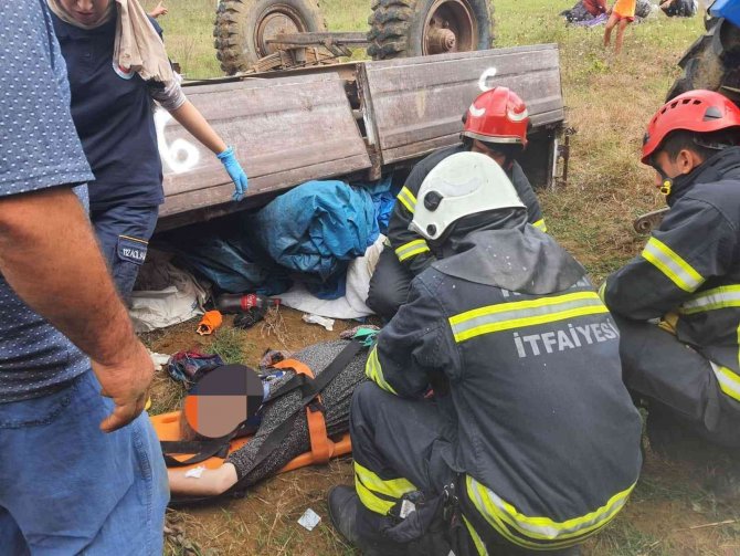 Fındıktan Eve Dönen Ailenin İçerisinde Bulunduğu Traktör Devrildi: 1 Ölü, 4 Yaralı