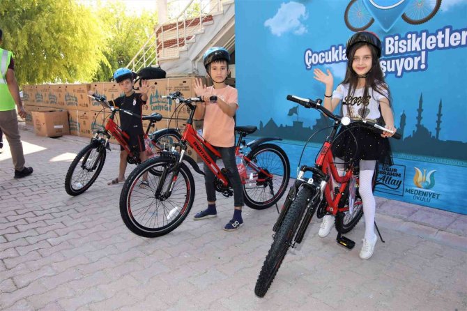 Başkan Altay 40 Gün Sabah Namazına Camiye Giden Çocuklara Bisikletlerini Hediye Etti