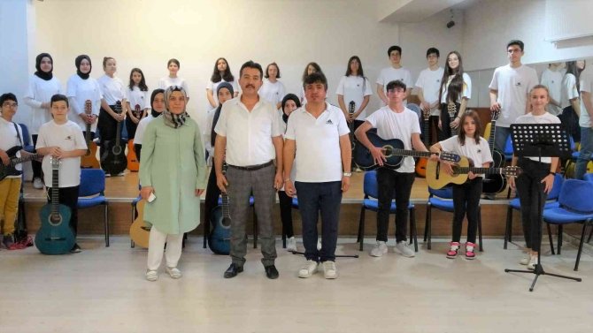 Kütahya’da ’Okullar Hayat Bulsun’ Projesi Çerçevesinde Açılan Gitar Kursu Final Konseri İle Sona Erdi