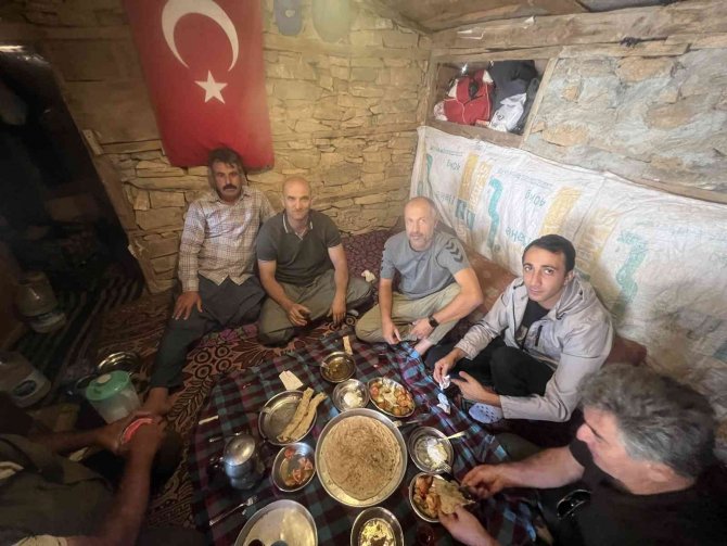 Kepenek Ve Şalvar Giydi Çobanlık Yaptı Bazlama Pişirdi