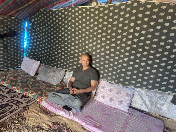 Kepenek Ve Şalvar Giydi Çobanlık Yaptı Bazlama Pişirdi