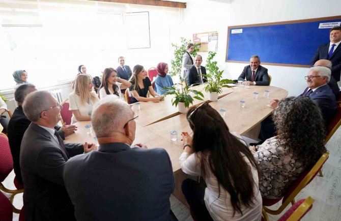 Bakan Özer’den Uyum Eğitimleri Programına Başlayan Okula Ziyaret