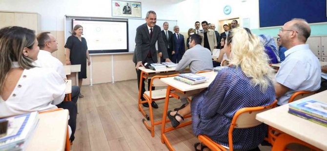 Bakan Özer’den Uyum Eğitimleri Programına Başlayan Okula Ziyaret