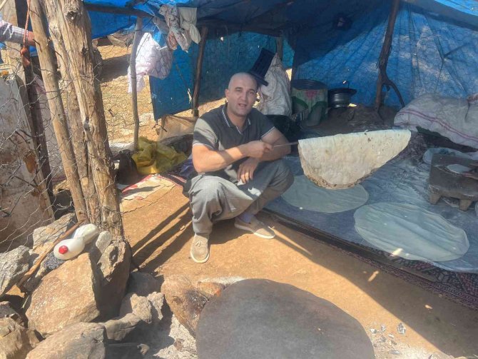 Kepenek Ve Şalvar Giydi Çobanlık Yaptı Bazlama Pişirdi