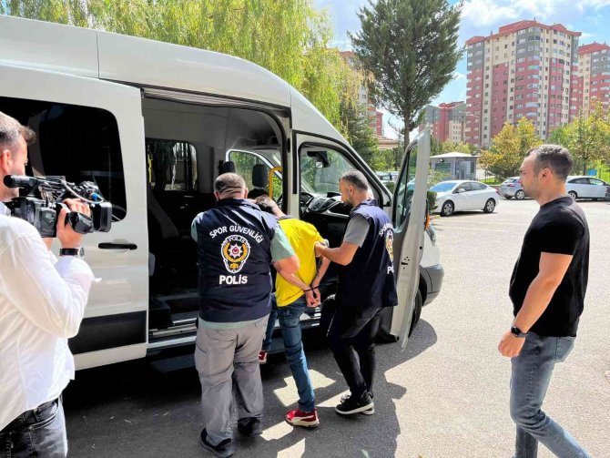 Sahaya Girip Beşiktaşlı Futbolculara Saldıran Taraftar Adliyeye Sevk Edildi