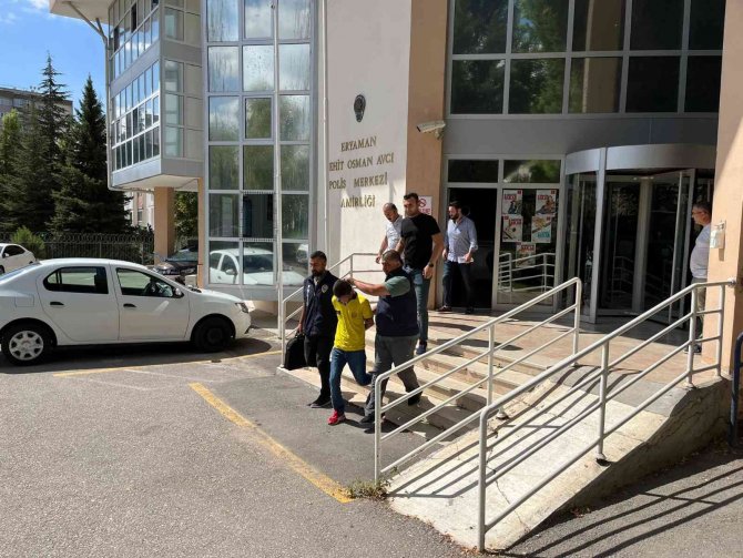Sahaya Girip Beşiktaşlı Futbolculara Saldıran Taraftar Adliyeye Sevk Edildi