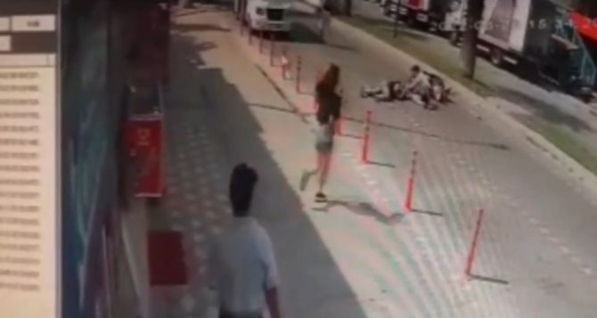 Edremit’te Motosiklet, Aniden Açılan Aracın Kapısına Çarptı