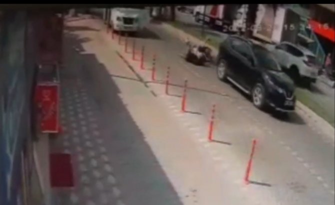 Edremit’te Motosiklet, Aniden Açılan Aracın Kapısına Çarptı