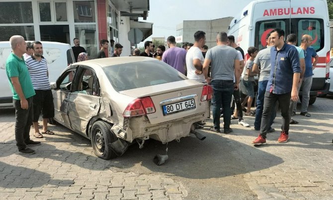 Karşı Şeride Geçip Otomobile Çarptı: 4 Yaralı