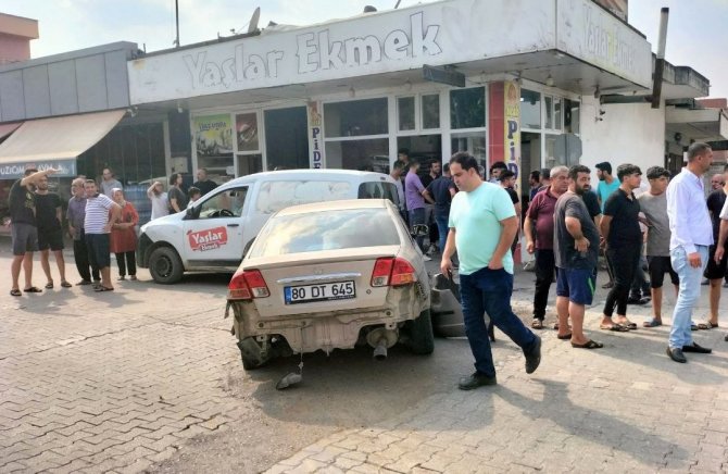 Karşı Şeride Geçip Otomobile Çarptı: 4 Yaralı
