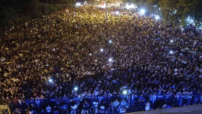 Salihli’de Kurtuluş Coşkusu Zakkum Konseriyle Devam Etti