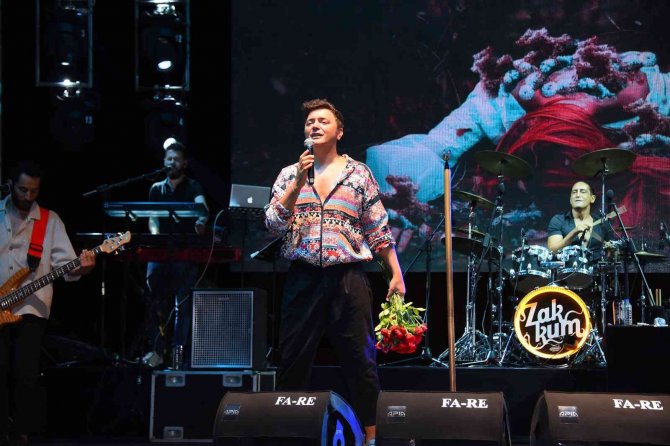 Salihli’de Kurtuluş Coşkusu Zakkum Konseriyle Devam Etti