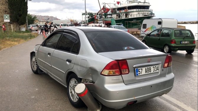 İ̇ki Otomobil Çarpıştı, Yoldan Geçen Genç Kız Yaralandı