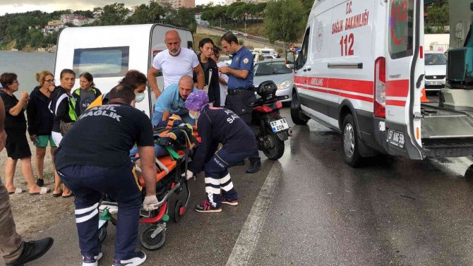 İ̇ki Otomobil Çarpıştı, Yoldan Geçen Genç Kız Yaralandı