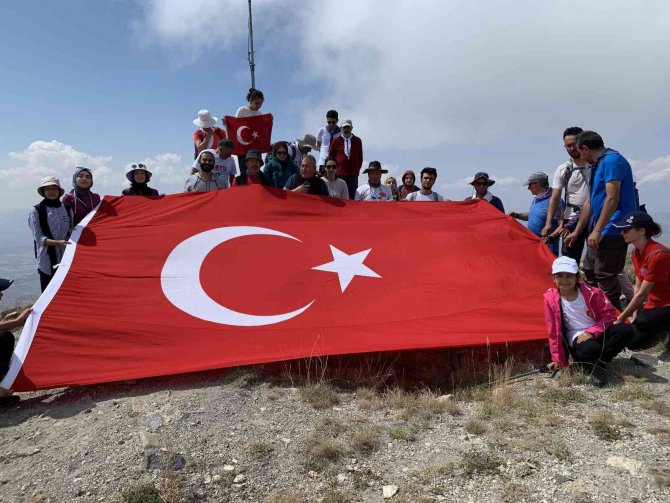 Dağcılardan 4 Eylül Zirvesi