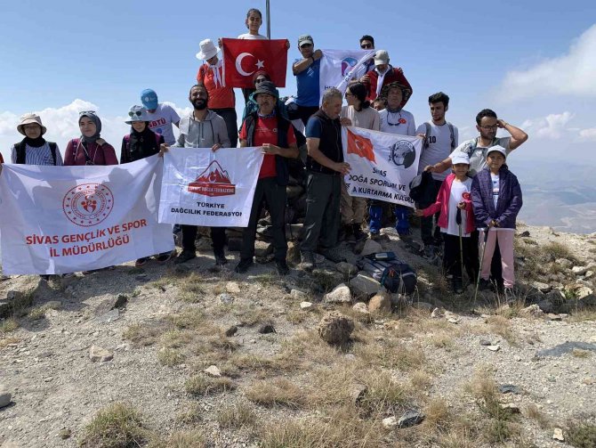 Dağcılardan 4 Eylül Zirvesi