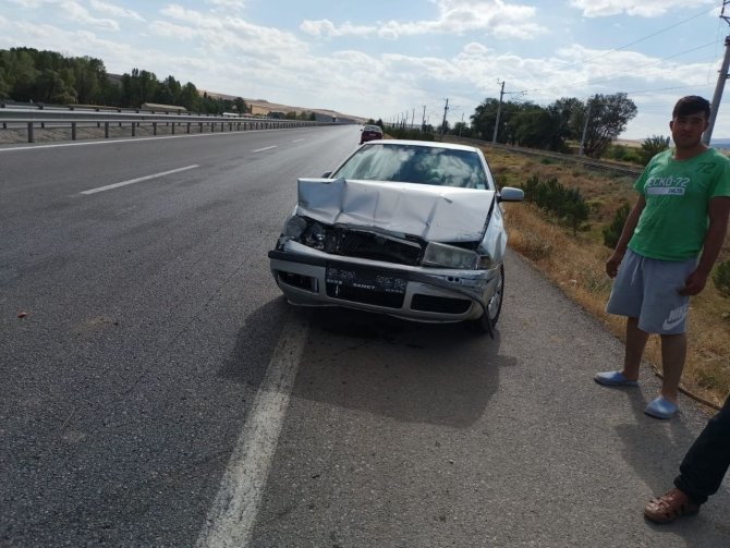 Otomobil Bariyerlere Çarptı, Karı Koca Yaralandı