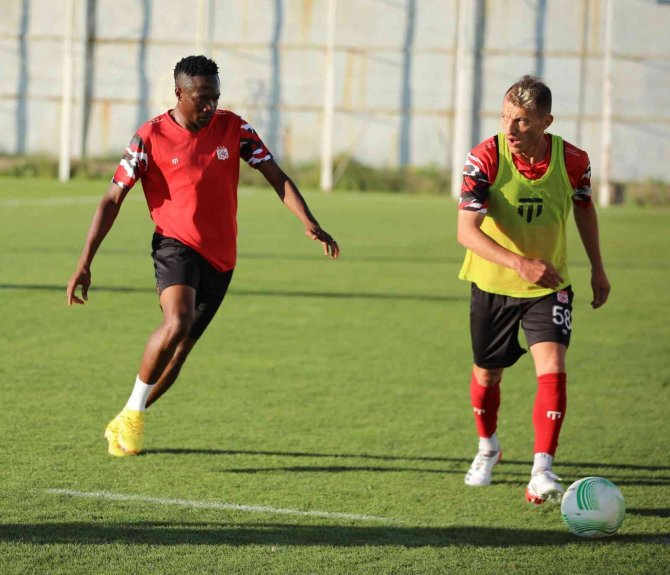 Sivasspor’un Yeni Transferi Ahmed Musa İlk İdmanına Çıktı