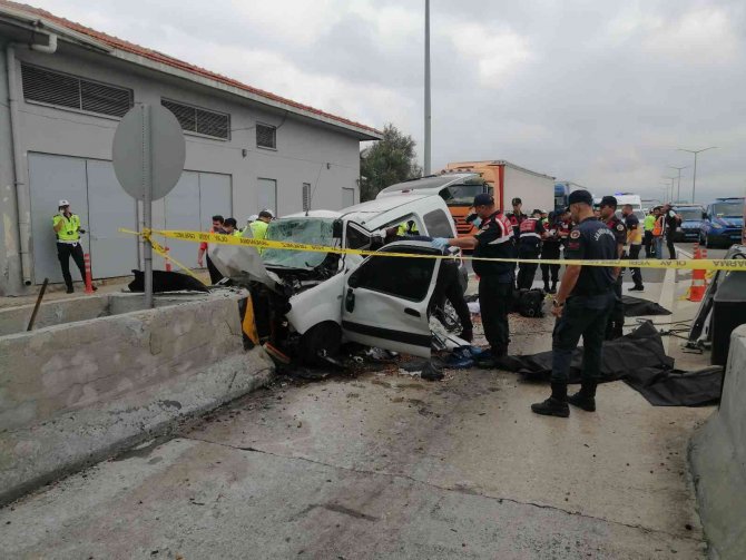 Bolu’da Feci Kaza, Hafif Ticari Araç Gişe Bariyerlerine Ok Gibi Saplandı: 3 Ölü, 1 Yaralı