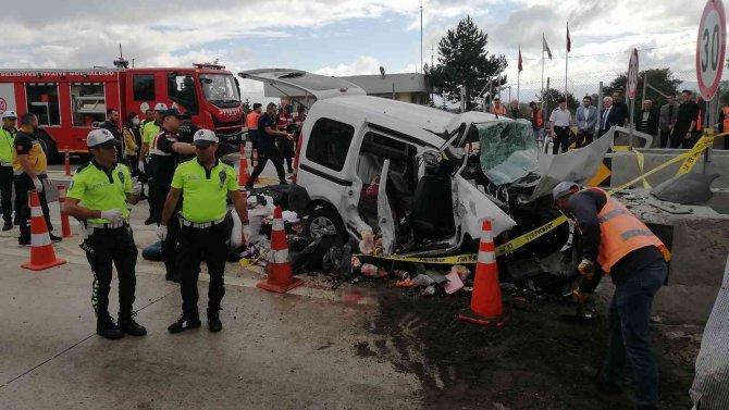 Bolu’da Feci Kaza, Hafif Ticari Araç Gişe Bariyerlerine Ok Gibi Saplandı: 3 Ölü, 1 Yaralı