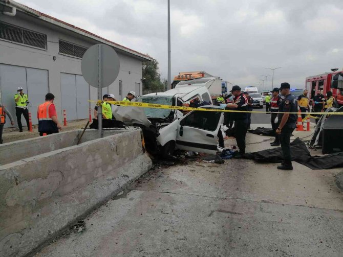 Bolu’da Feci Kaza, Hafif Ticari Araç Gişe Bariyerlerine Ok Gibi Saplandı: 3 Ölü, 1 Yaralı
