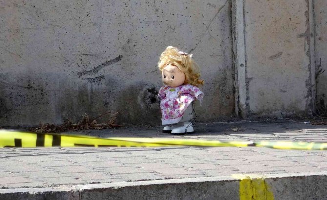 Oyuncak Bebek Polis Ekiplerini Alarma Geçirdi