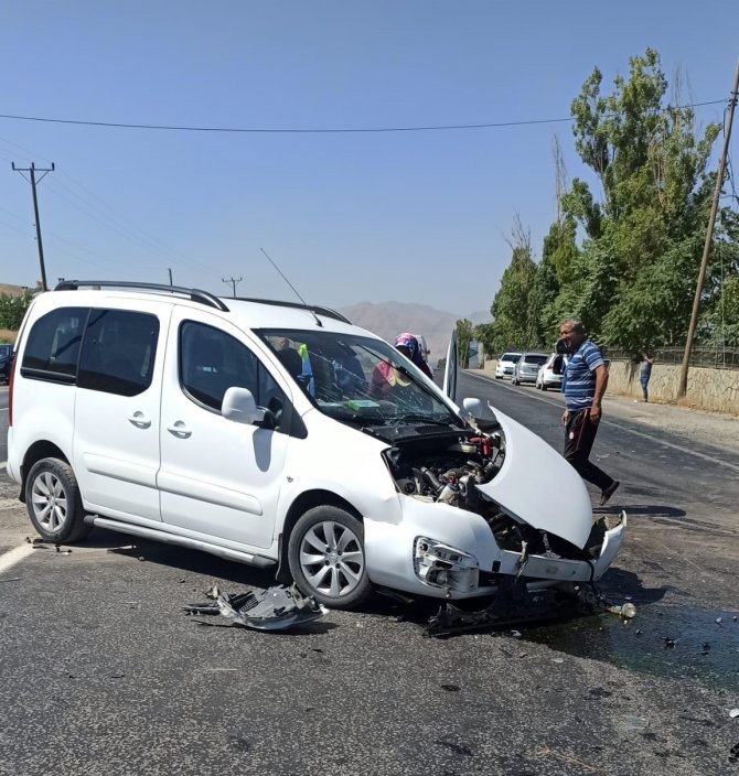 Otomobille Kamyonet Çarpıştı: 9 Yaralı