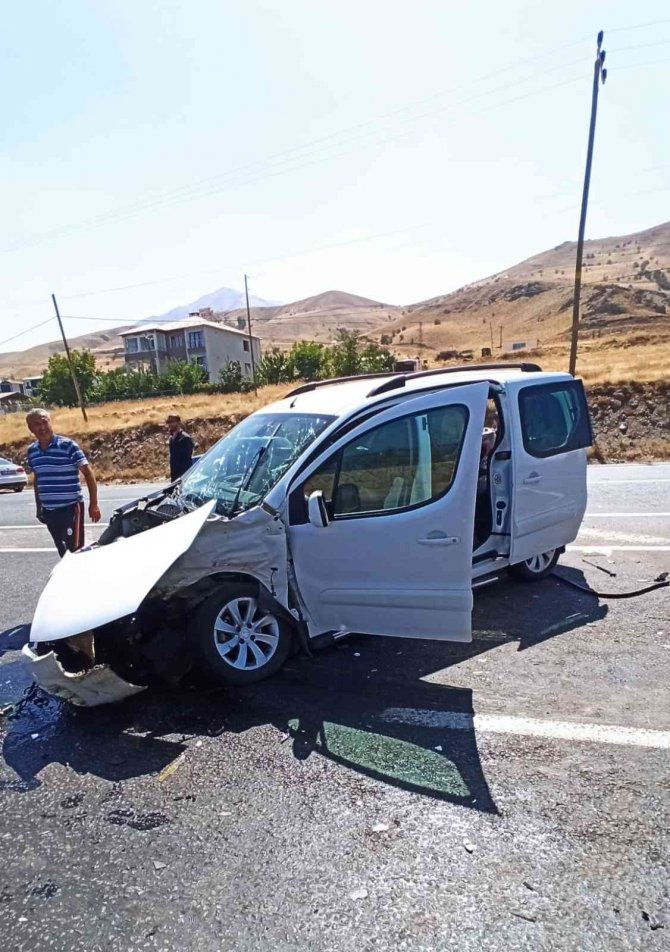 Otomobille Kamyonet Çarpıştı: 9 Yaralı