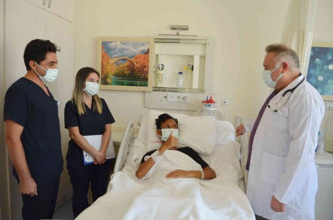 Endonezyalı Gencin Göğsünden 3 Kilogramlık Kitle Çıkarıldı