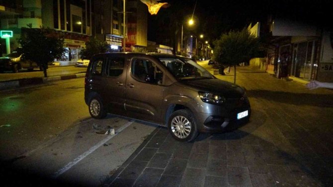 Alkollü Sürücü Otomobiliyle Park Halindeki Araca Çarptı