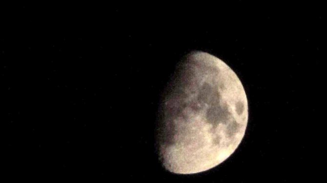 Bayburt’ta Geceyi Parlaklığıyla Yarım Ay Aydınlattı