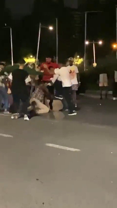 Beylikdüzü’nde 10 Kişi, Eğlence Mekanı Çıkışında Yabancı Uyruklu Adamı Dövdü