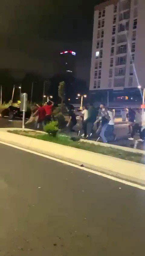 Beylikdüzü’nde 10 Kişi, Eğlence Mekanı Çıkışında Yabancı Uyruklu Adamı Dövdü