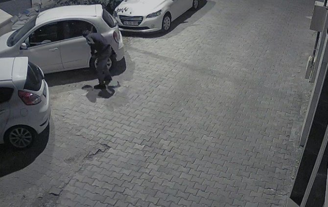 Gece Yan Yana Park Halindeki 11 Aracın Lastikleri Kesildi