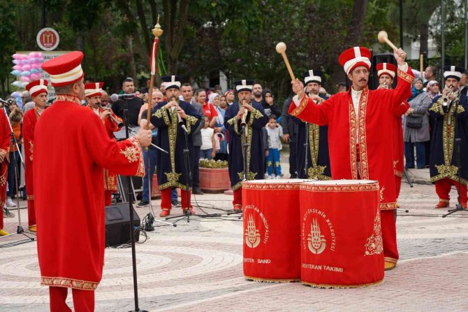Şeyh Edebali Türbesi Yerleşkesinde 4 Bin Kişiye Pilav Dağıtıldı