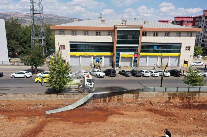 Bingöl Belediyesi Caddeyi Genişletmek İçin Askeriyenin Duvarını Yıktı