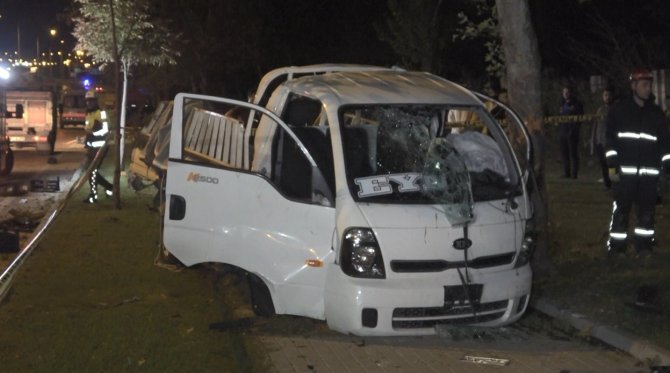 Lüks Otomobil Kamyonetle Çarpıştı: 1 Ölü, 3 Ağır Yaralı