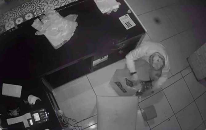 Bursa’da Hırsız, Kamerayı Görünce Elleriyle Yüzünü Kapattı