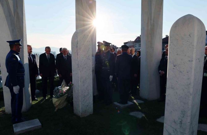 Cumhurbaşkanı Erdoğan, Bosna Hersek’in Merhum Lideri Aliya İ̇zzetbegoviç’in Kabrini Ziyaret Etti