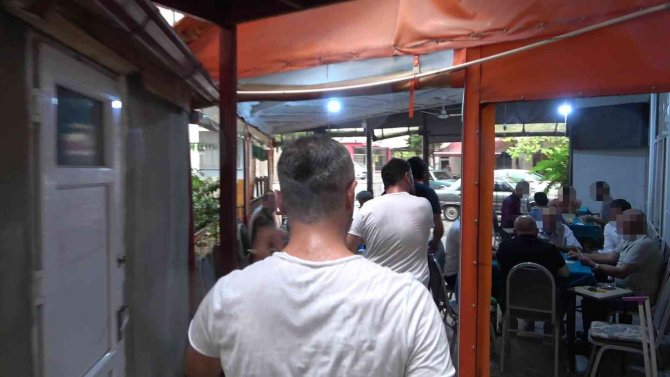 Kıraathanede Kumar Oynarken Yakalandılar