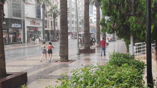 Sağanak Yağmur Hayatı Olumsuz Etkiledi