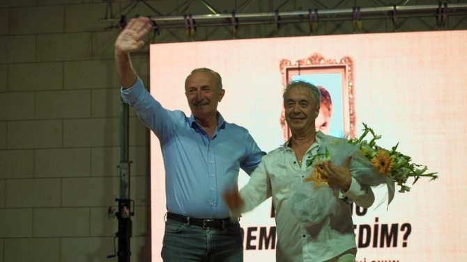 Didim’deki Tek Kişilik Tiyatro Gösterisi İzleyicileri Güldürdü