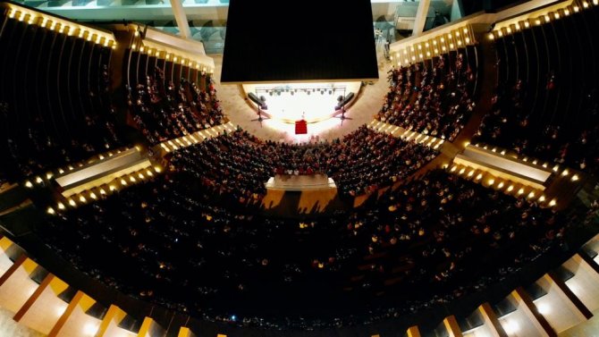 Didim’deki Tek Kişilik Tiyatro Gösterisi İzleyicileri Güldürdü