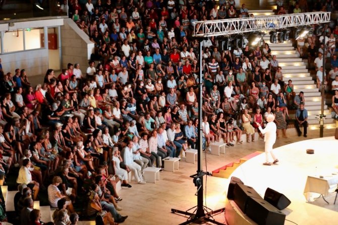 Didim’deki Tek Kişilik Tiyatro Gösterisi İzleyicileri Güldürdü