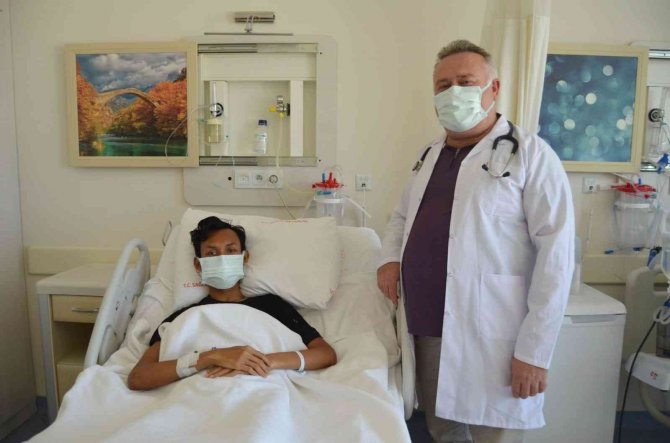 Endonezyalı Gencin Göğsünden 3 Kilogramlık Kitle Çıkarıldı