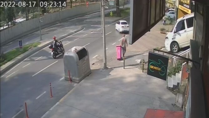 İ̇stanbul’da Hatalı Dönüş Kazası Kamerada: Araca Çarpan Motosikletli Yaralandı