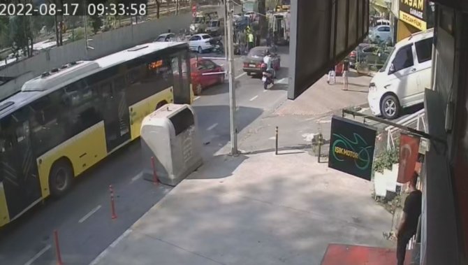 İ̇stanbul’da Hatalı Dönüş Kazası Kamerada: Araca Çarpan Motosikletli Yaralandı