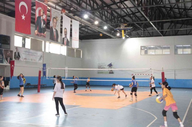 Gençler Filenin Sultanı Olmak İçin Mücadele Ediyor