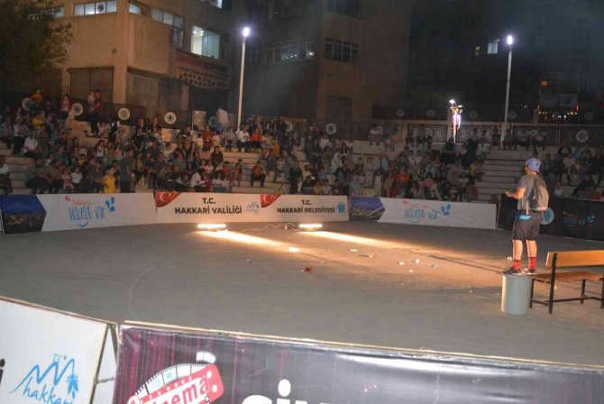 Hakkari’de ‘Çiçekli Park’ Adlı Tiyatro Oyunu Sahnelendi